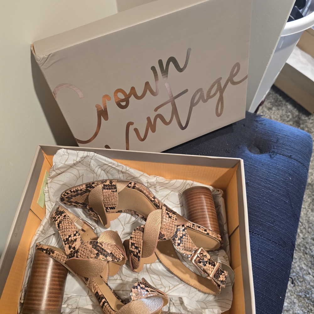 Crown Vintage Women's Tan Sandals